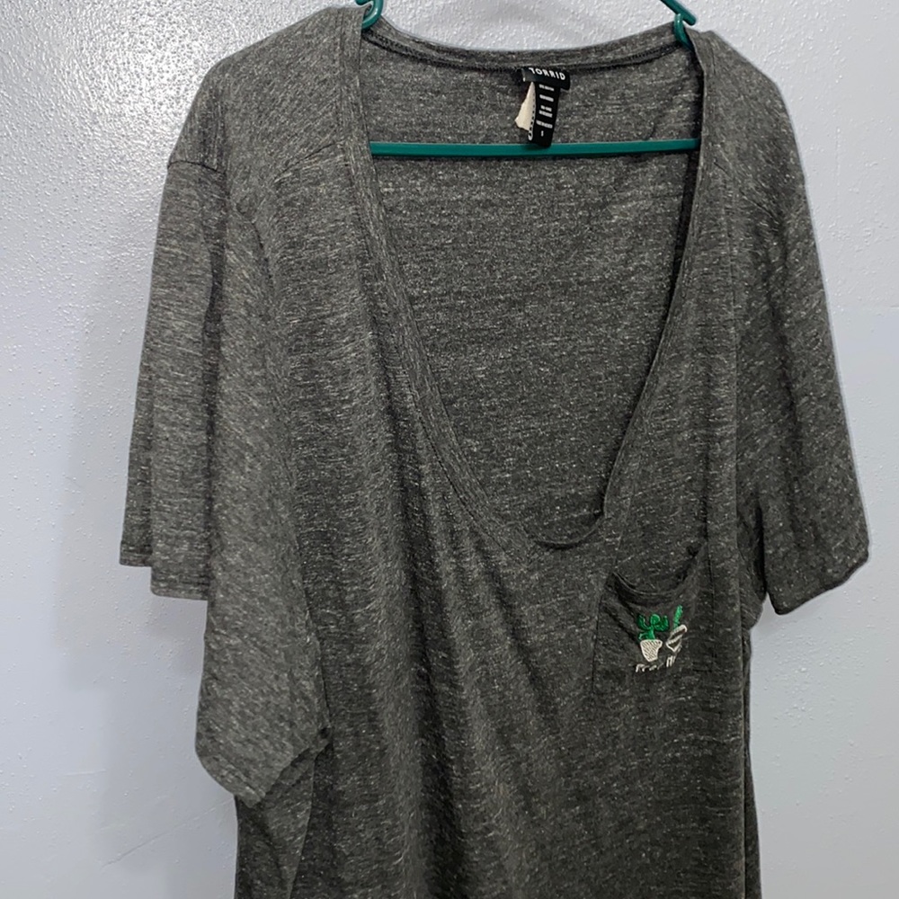 Torrid Gray shirt 5X with front pocket “free hugs” cactus